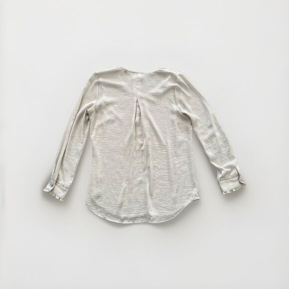 Cabi Blouse Ruffled Long Sleeves V Neck Satin Size M Off White Silk Feel Top - Picture 7 of 10